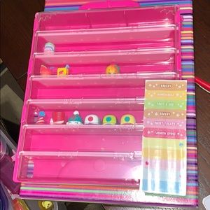 Shopkin case includes 11 shopkins.